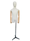 xintu-fabric-half-body-male-beech-arms-01-front.webp Stoff-Männchen-Halbfigur mit Holzarmen, Vorderansicht