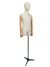 xintu-fabric-half-body-male-beech-arms-02-angled.webp Stoff-Männchen-Halbfigur mit Holzarmen, schräge Ansicht