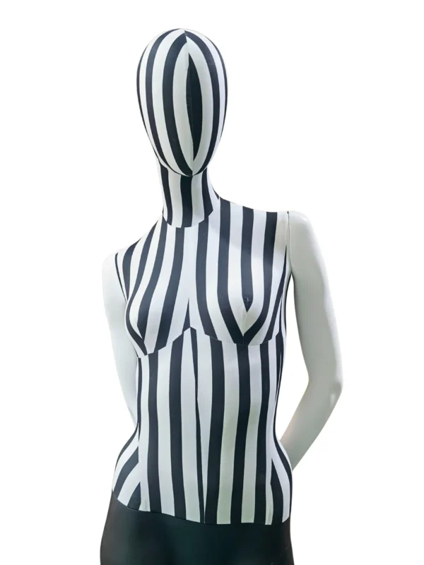 xintu-striped-fabric-full-body-female-03-detail.webp Mehrfarbig gestreiftes Stoff‑Frauen‑Ganzkörper‑Mannequin, Nahaufnahme‑Detail