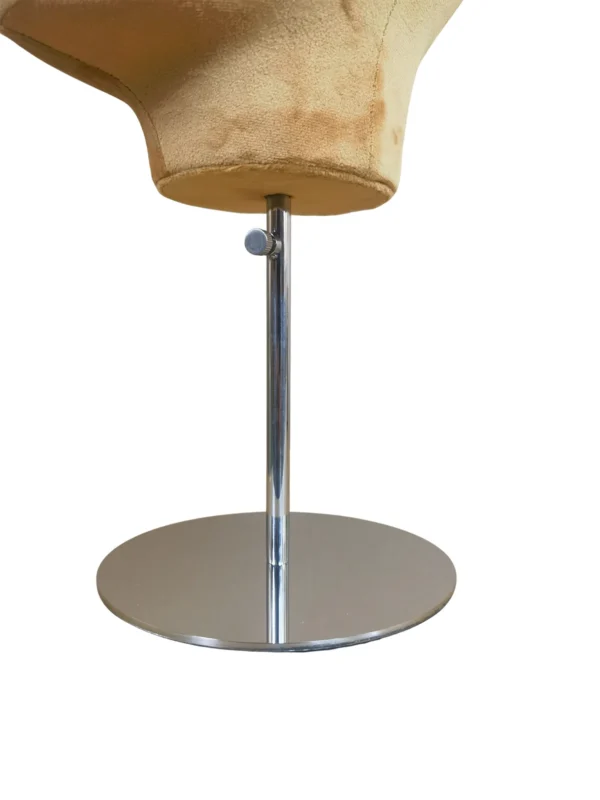 xintu-velvet-display-head-yellow-07-detail.webp Multi-Color Velvet Display Head with Round Base, close-up detail