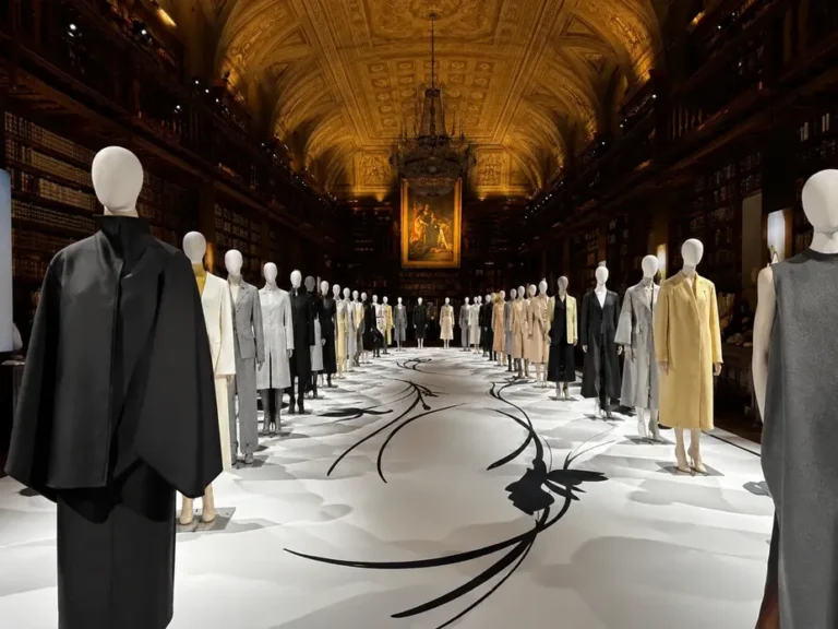 Custom fabric-covered mannequins for a womenswear boutique display – XINTU case study