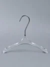 Appendiabiti in acrilico a collo extra-alto per donna