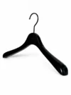 xintu-matt-schwarz-buche-damen-kleiderbügel-01-v3.webp Mattierte schwarze Kleiderbügel aus Buche für Damen