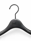 xintu-matt-schwarz-buche-damen-kleiderbügel-02-v3.webp Mattierte schwarze Kleiderbügel aus Buche für Damen