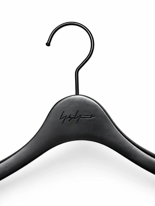 xintu-matt-schwarz-buche-damen-kleiderbügel-02-v3.webp Mattierte schwarze Kleiderbügel aus Buche für Damen