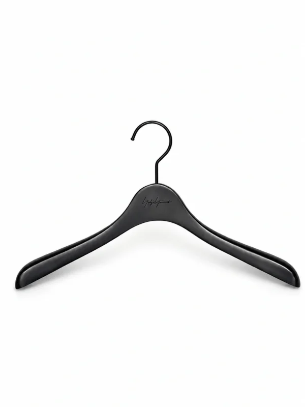 xintu-matt-schwarz-buche-damen-kleiderbügel-03-v3.webp Mattierte schwarze Kleiderbügel aus Buche für Damen