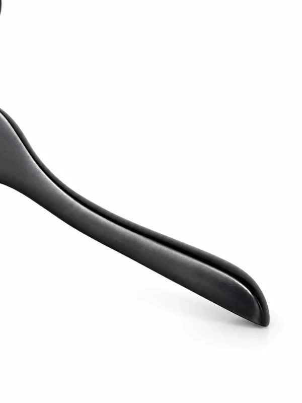 xintu-matt-schwarz-buche-damen-kleiderbügel-04-v3.webp Mattierte schwarze Kleiderbügel aus Buche für Damen
