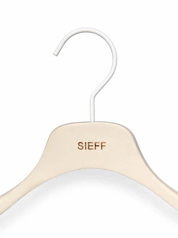 xintu-matte-elfenbein-buche-damen-kleiderbügel-03-v3.webp Matte Elfenbein-Buche Kleiderbügel für Damen mit breiten Schultern