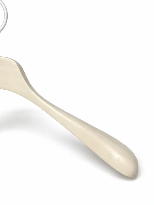 xintu-matte-elfenbein-buche-damen-kleiderbügel-04-v3.webp Matte Elfenbein-Buche Kleiderbügel für Damen mit breiten Schultern